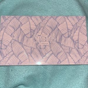 I’m selling a multiple color eyeshadow palette